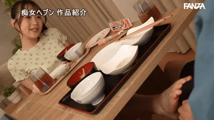 【天馬ゆい】民泊先の美少女が机の下で生足コキして誘惑してくる！