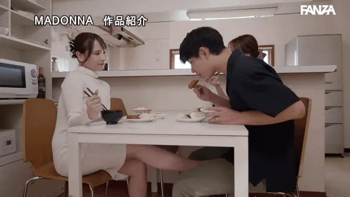 【庵ひめか】妻との食事中に義妹が机の下で足コキしてくるのがエロい